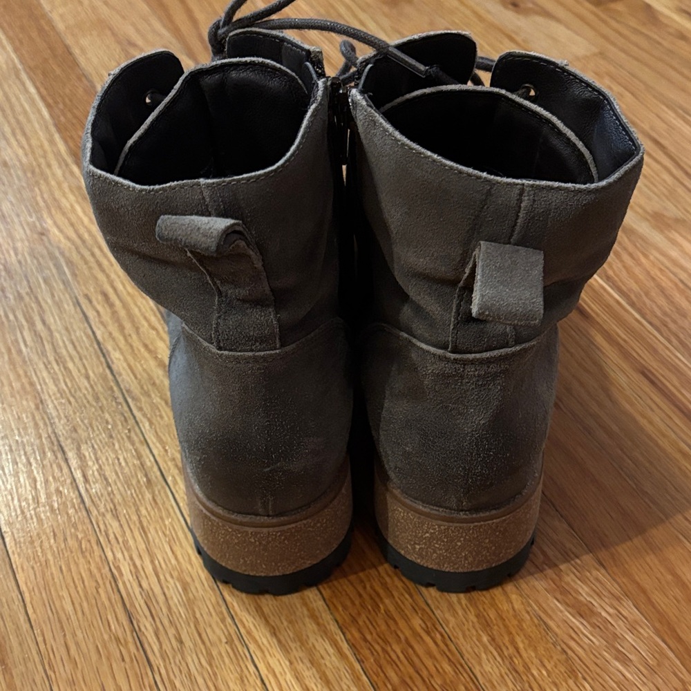 Taos Footwear Black Sole Detail - Picture 4 of 5